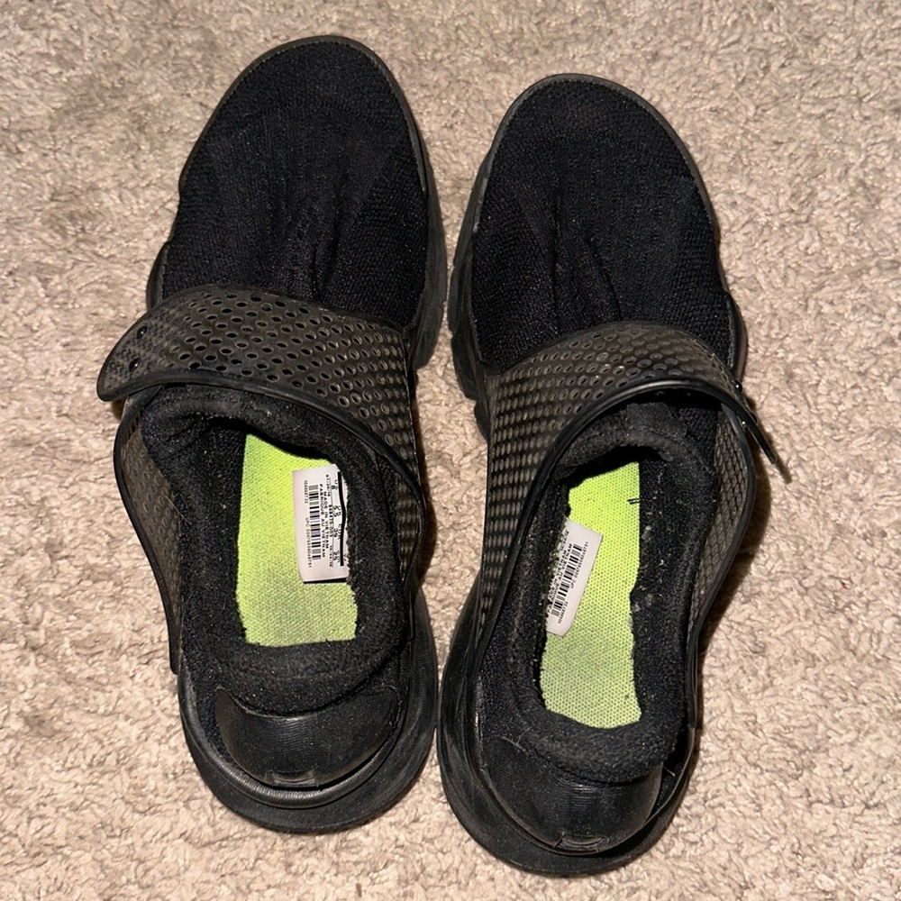 Nike women’s tennis shoes